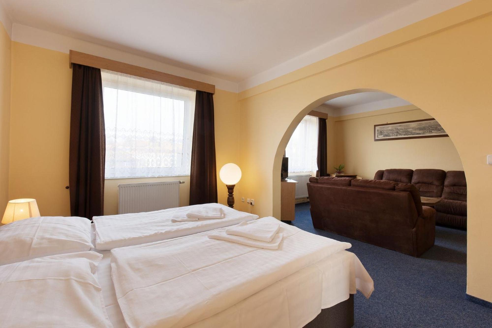 Hotel Belvedere Příbram エクステリア 写真